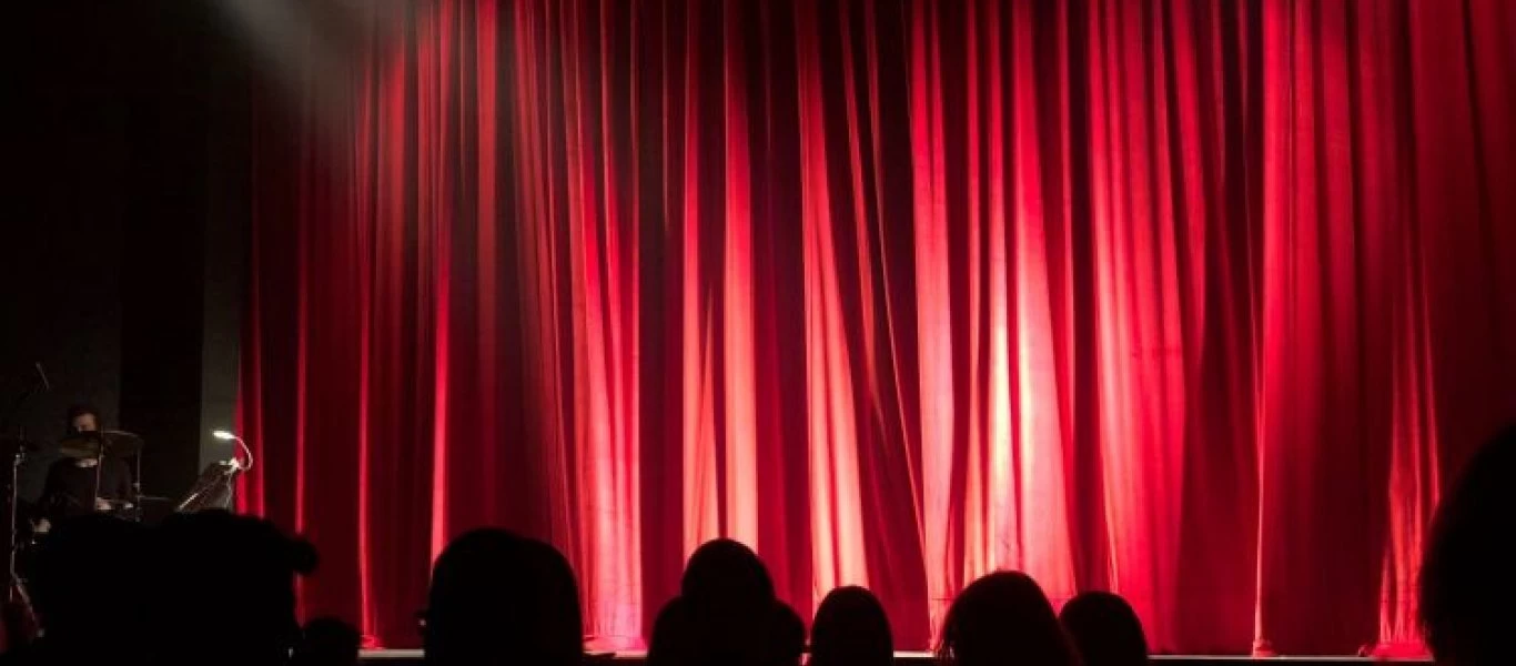 Κατατέθηκε μήνυση για σεξουαλική κακοποίηση σε βάρος γνωστού ηθοποιού στην εισαγγελία της Αθήνας